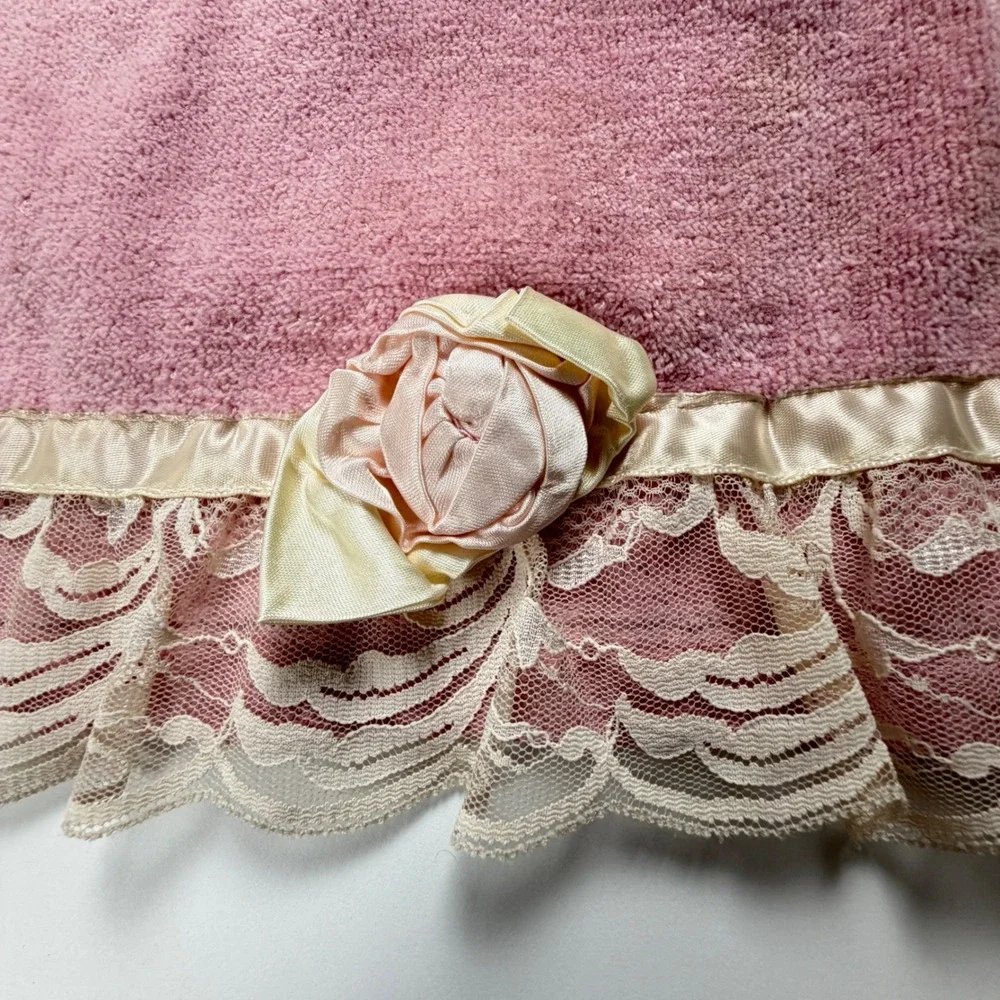 Vintage Avanti Pink Hand Towel Lace Rose Trim Cottagecore Bathroom Decor